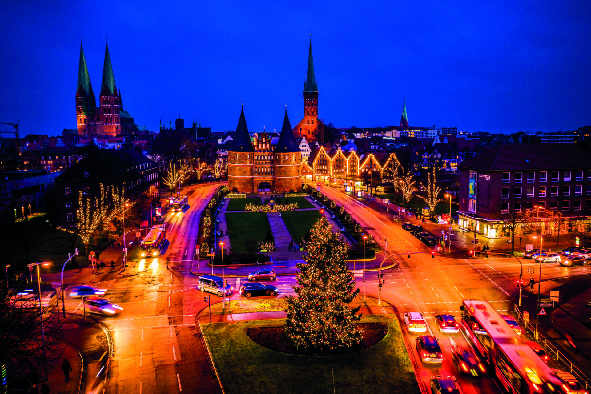 Holstentor Weihnachtsbeleuchtung © LTM (3)